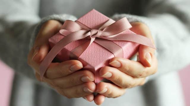 hands holding a gift